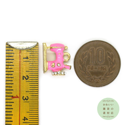 キラキラ☆ラインストーンのついたミシンの半立体エナメルチャーム（ビビッドピンク/ゴールド）2個セット #CER-0053 4枚目の画像