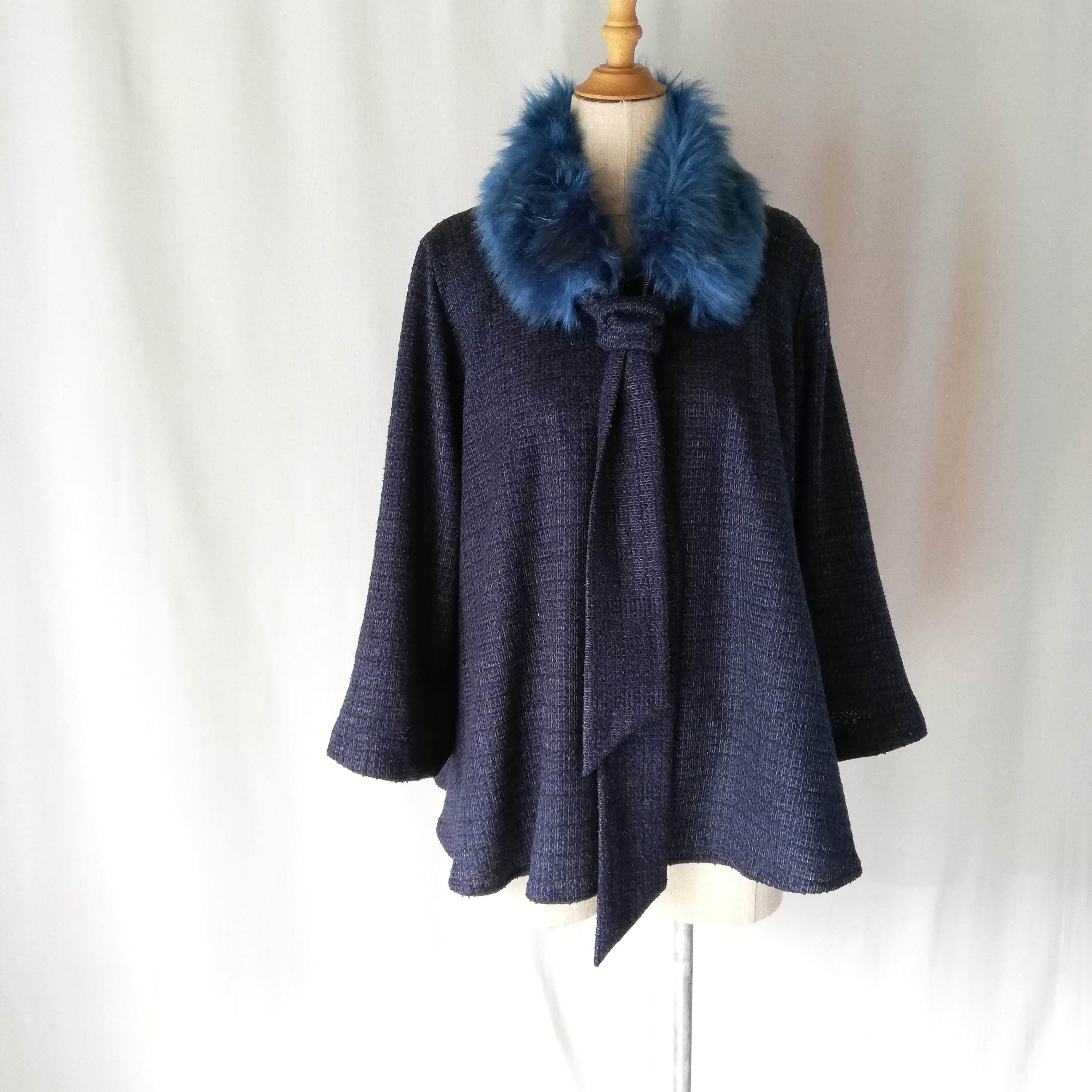 ブルーファーのフレアプルオーバー