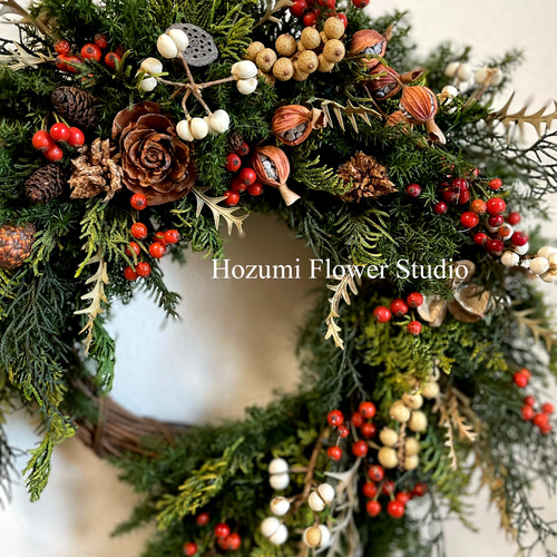 深い森の静かな木々のクリスマスリース（葉先まで横38センチ、長さ40