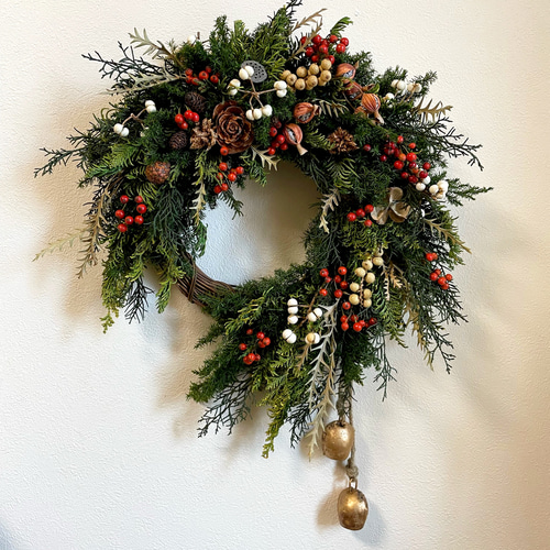 深い森の静かな木々のクリスマスリース（葉先まで横38センチ、長さ40