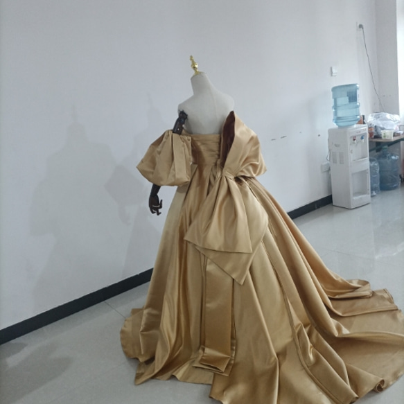 ゴールドイエローカラードレス Aライン ベアトップ 取り外し袖 ふっくら柔らかなバックリボン トレーン 花嫁/二次会 4枚目の画像