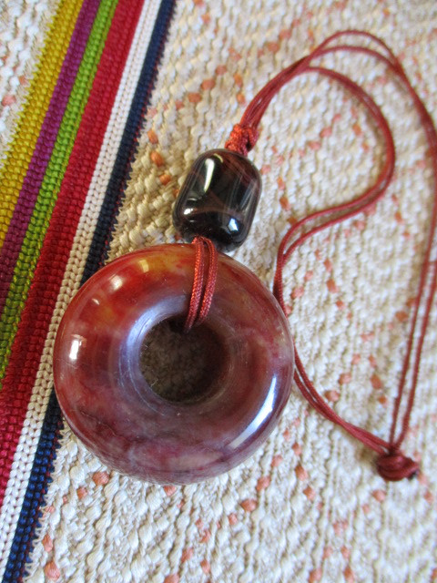 中国平安玉と古珠路路通瑪瑙珠のお紐仕立て飾り物