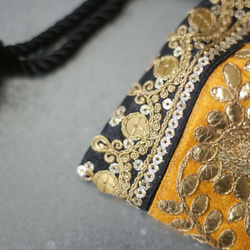 インドブレードミニ巾着ポーチ　刺繍　スパンコール　花柄　ゴールド　イエロー　アクセサリーポーチ　小物入れ 3枚目の画像