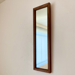 細長い鏡　壁掛けミラー　ウォールナット 2枚目の画像