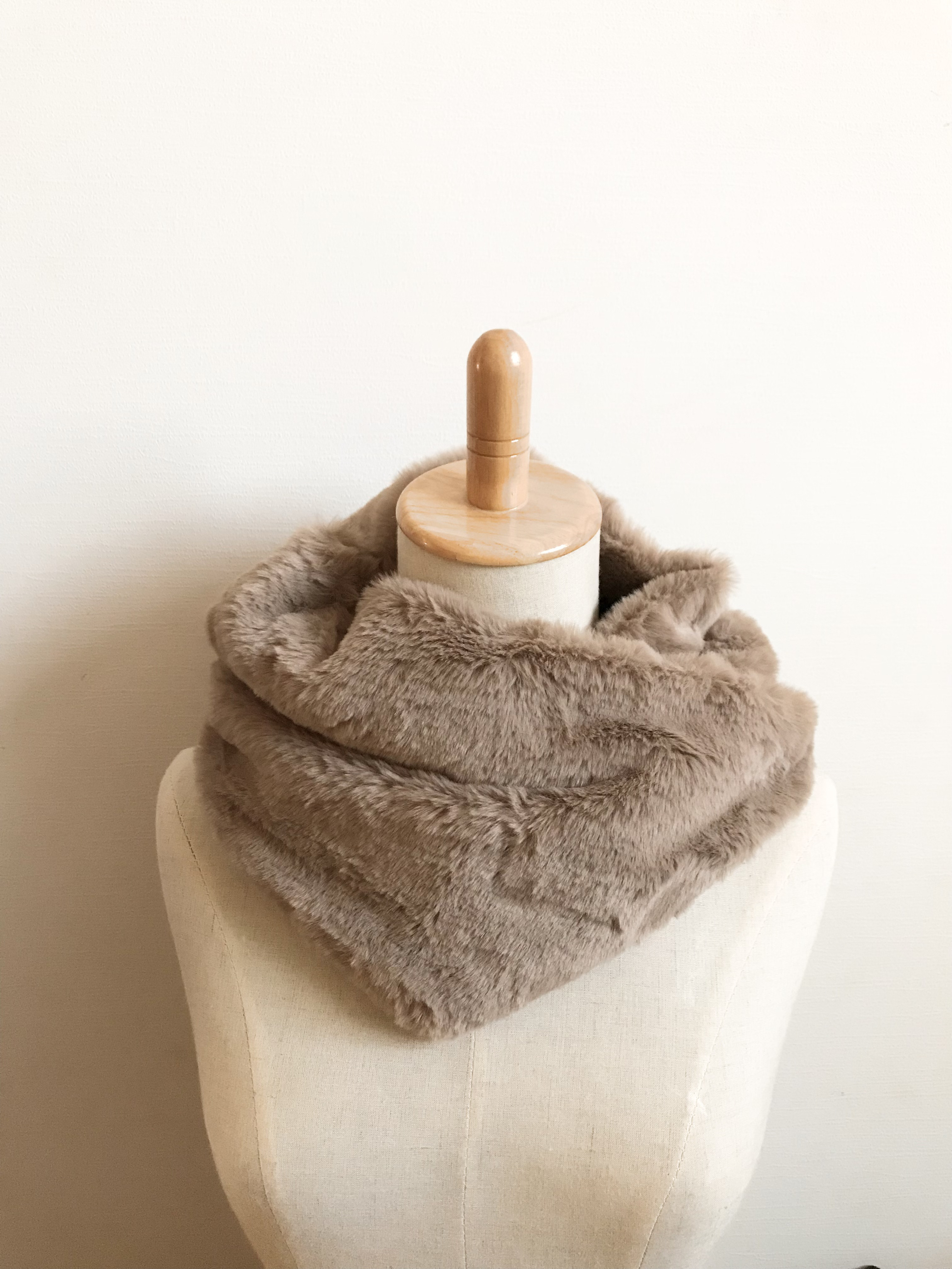 《特集掲載》ボリュームたっぷり＊とろけるラビットボアのスヌード＊モカベージュ＊ねじりあり