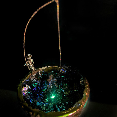 レアメタル】ビスマス結晶「ビスマス星で釣りをする人」(#2