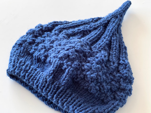 新作!! ウール手編みどんぐり帽子　ブルーネイビー　フリーサイズ　プチギフト 2枚目の画像