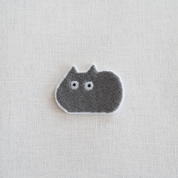 ワッペン 刺繡ワッペン「香箱座りのキョトン猫」 3枚目の画像