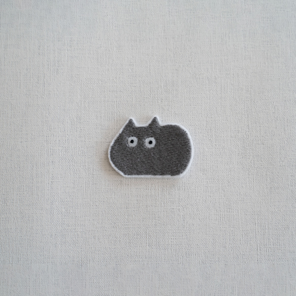 ワッペン 刺繡ワッペン「香箱座りのキョトン猫」小さいサイズ 3枚目の画像