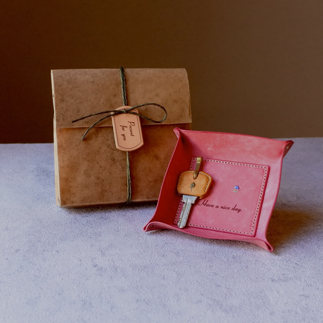 【Creema限定】セット 手縫い刺繍のレザートレイとキーカバー