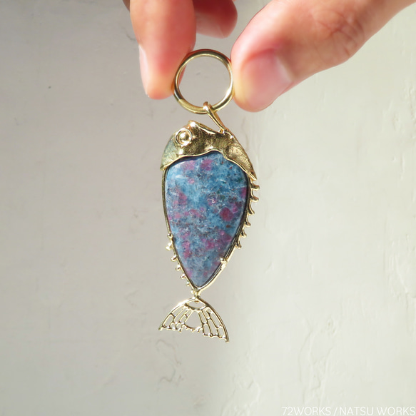 ルビー in カイヤナイト フィッシュ チャーム / Ruby in Kyanite Fish charms 5枚目の画像