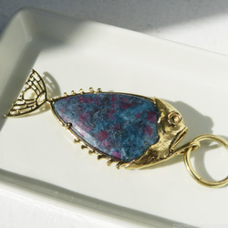 ルビー in カイヤナイト フィッシュ チャーム / Ruby in Kyanite Fish charms 2枚目の画像