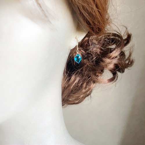 ピーコックブルークォーツのリーフカットピアス ピアス（フック