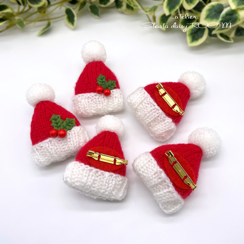 手編みのサンタ帽ブローチ』毛糸のミニニット帽アクセサリー 手作り