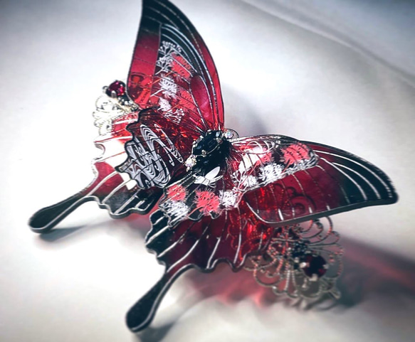 【販売終了】立体蝶々のバレッタ（紅い彼岸花） 1枚目の画像