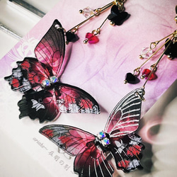 【受注対応】立体蝶々のピアス・イヤリング（紅い彼岸花） 1枚目の画像