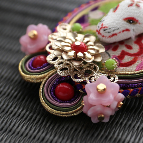 小さい狐面「雅（みやび）の色」江戸組紐 ブローチ（古布 正絹ちりめん