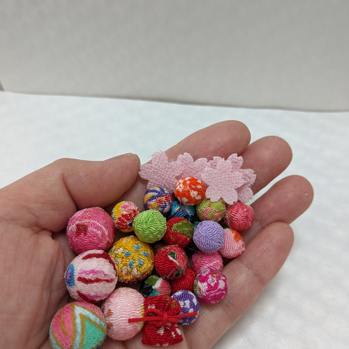 ❀ちりめん細工❀ ✿小さなチワワちゃん✿ つまみ細工のお花とちりめん