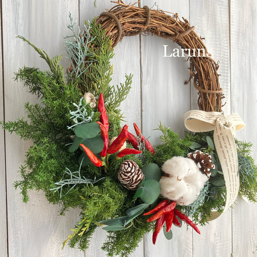 2.リボンハーフリース ボタニカルクリスマスリース ハーフムーンタイプ ピメント唐辛子と