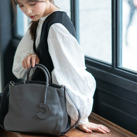 型崩れしにくい 本革 2way ハンドバッグ 底鋲 自立 ダークグレー HAYNI