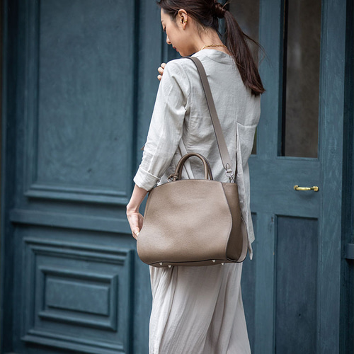 型崩れしにくい 本革 2way ハンドバッグ 底鋲 自立 トープグレージュ  