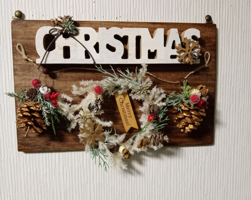 ホワイト木製ボードのゴールド松ぼっくりのガーランド風飾り