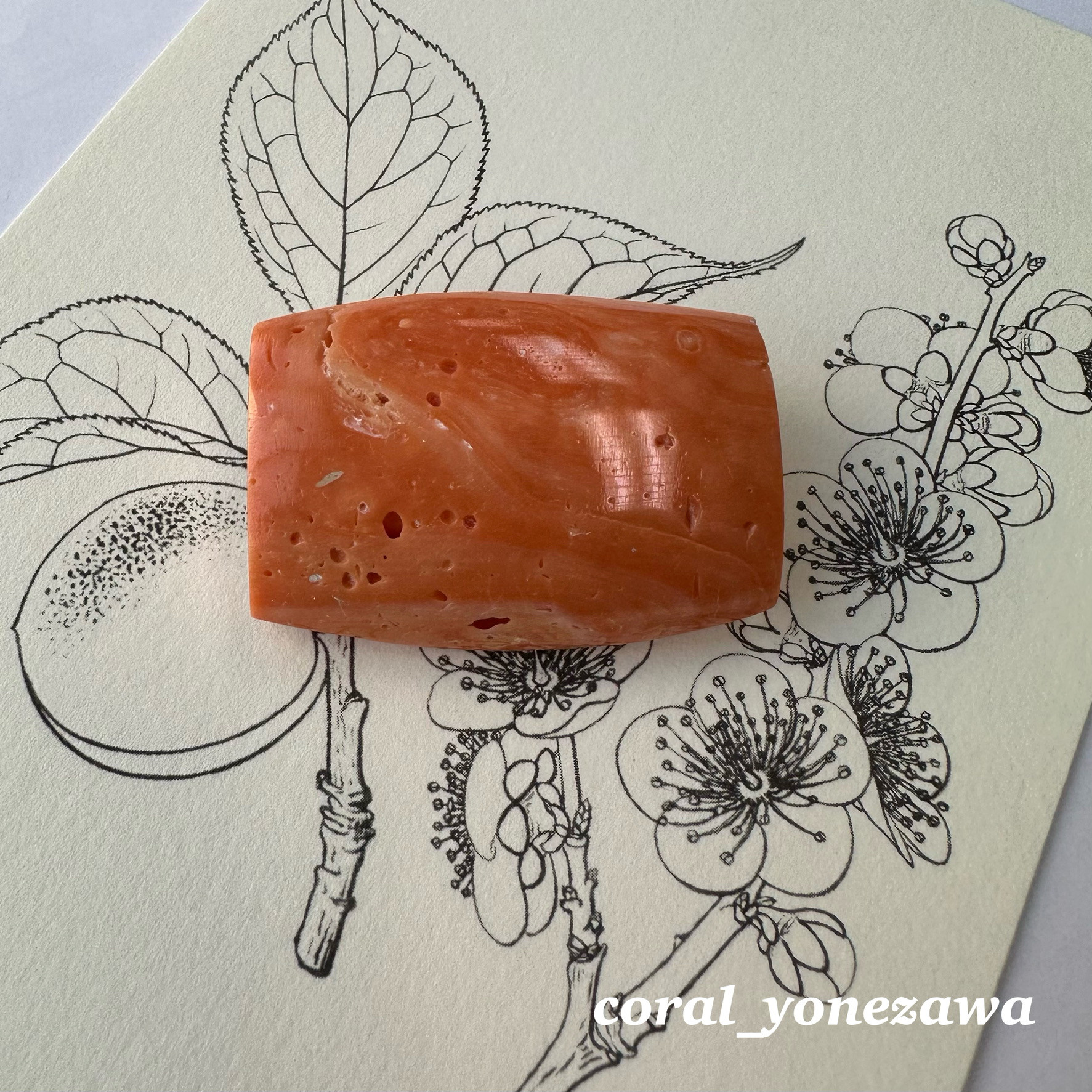 モダンなデザインブローチ　もも色珊瑚　R41108Y3