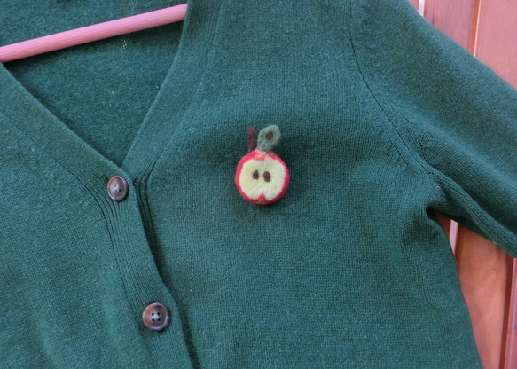 ＊＊☆くま農園のりんご（半分こしようね♪）☆＊＊羊毛フェルトマスコット《ブローチ》 4枚目の画像