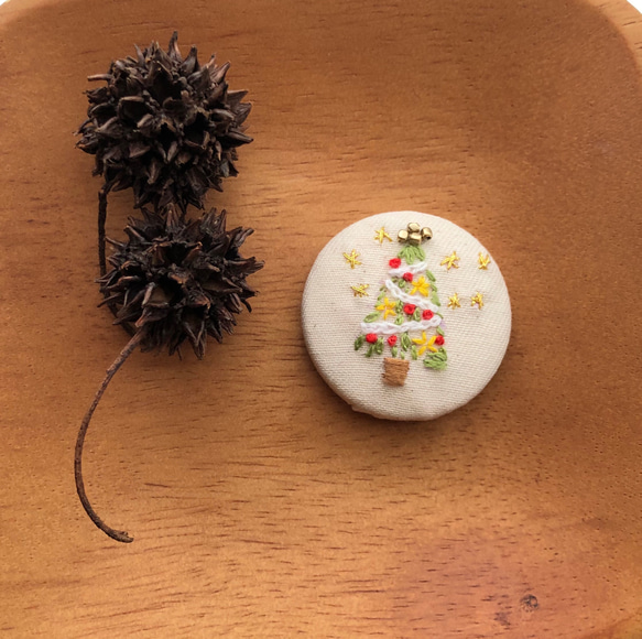刺繍》クリスマスツリー（お馴染みカラー）ヘアゴム ／ブローチ 1枚目の画像