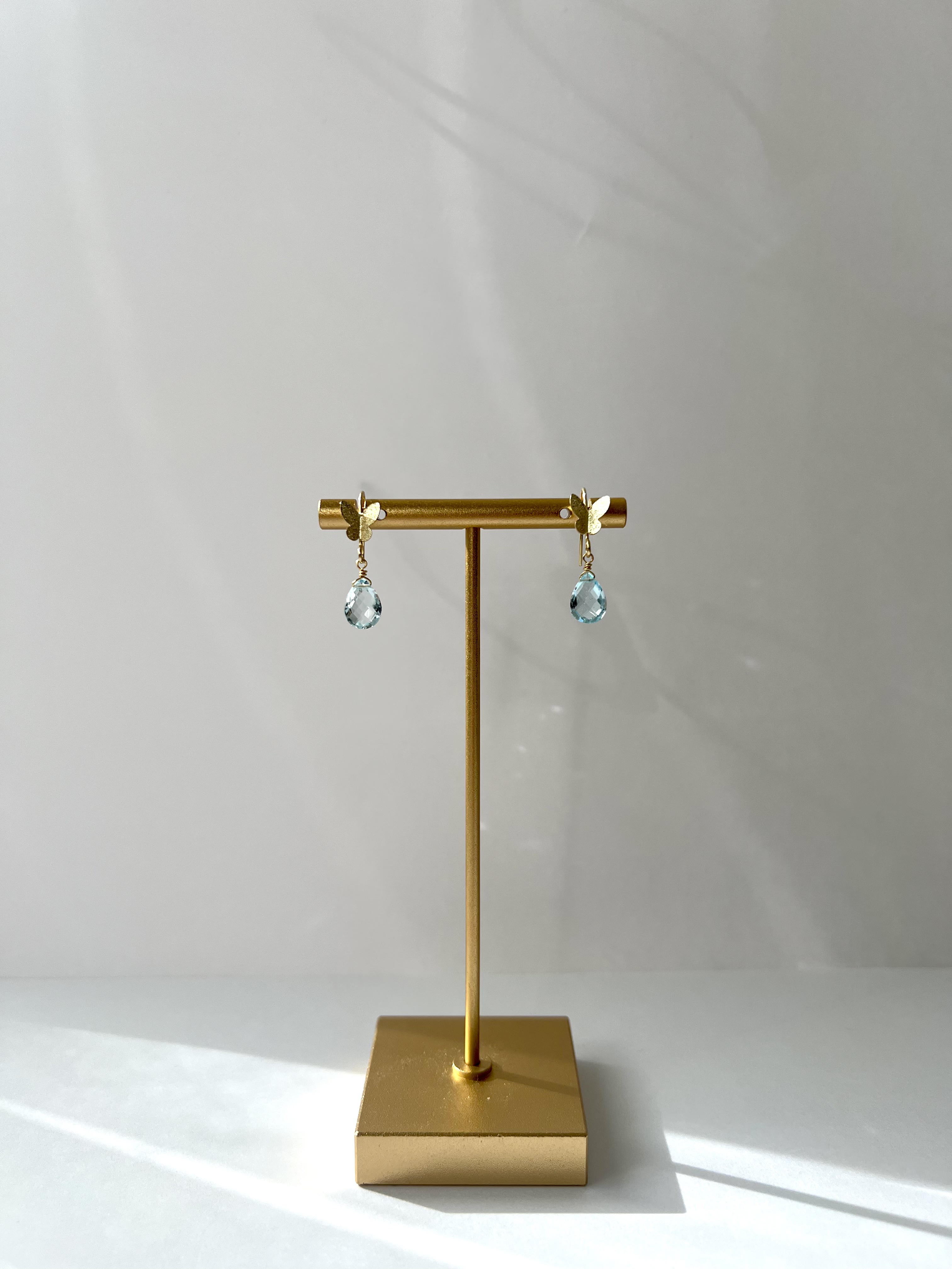 〈14kgf〉ブルートパーズのバタフライピアス