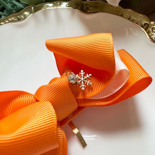 ふんわりリボン オレンジ×白 雪チャーム＆ラインストーン付 リボン