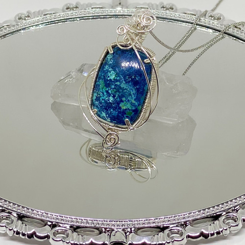 宇宙から見た地球のようなシャッタカイトのワイヤーアクセサリー