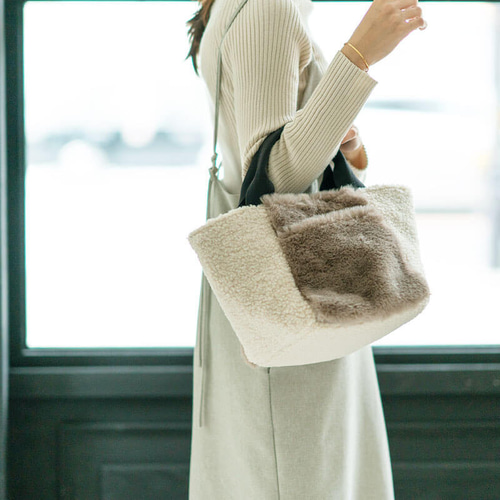 もこもこ ファーバッグ ボアトート 軽量 アイボリー×グレージュ 舟形
