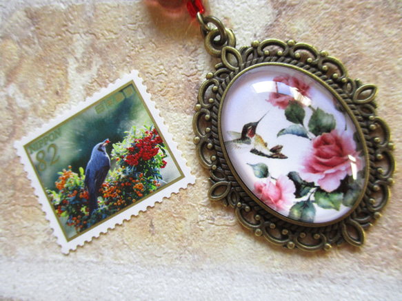 ◇3438 薔薇と小鳥　オーバルロングペンダント ※約75㎝・１点物 6枚目の画像