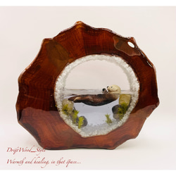 一つ限りの流木アート 海に浮かぶラッコ ジオラマ 流木 フィギュア 置物 インテリア レジン テラリウム 生き物 N2 1枚目の画像