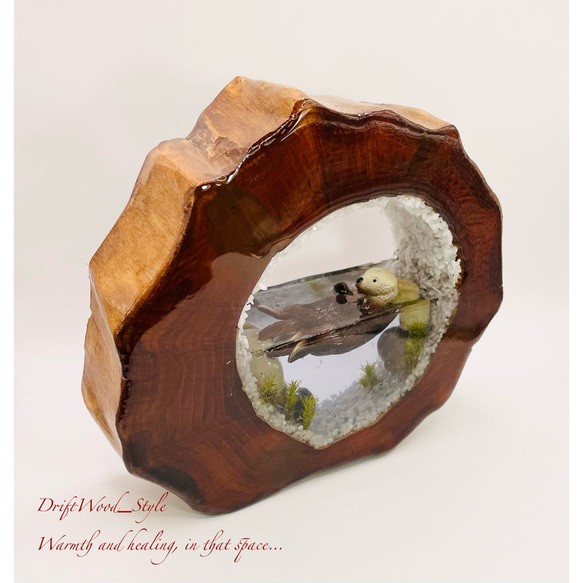 一つ限りの流木アート 海に浮かぶラッコ ジオラマ 流木 フィギュア 置物 インテリア レジン テラリウム 生き物 N2 3枚目の画像