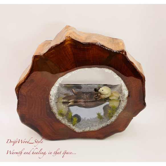 一つ限りの流木アート 海に浮かぶラッコ ジオラマ 流木 フィギュア 置物 インテリア レジン テラリウム 生き物 N2 2枚目の画像