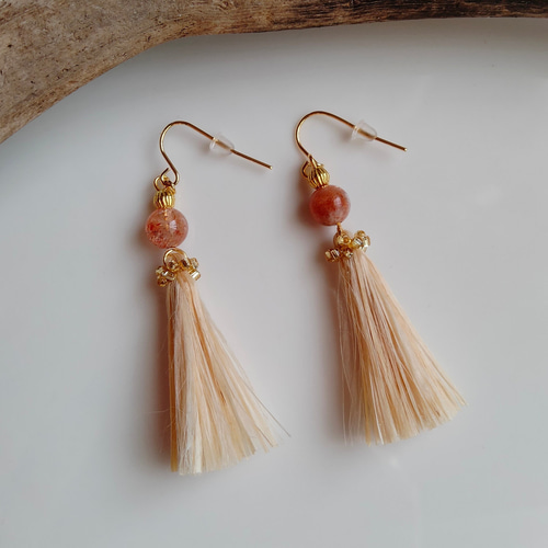 テラ✳天照] サンストーン精麻タッセルピアスゴールドビーズ刺繍◇太陽