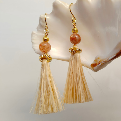 テラ✳天照] サンストーン精麻タッセルピアスゴールドビーズ刺繍◇太陽