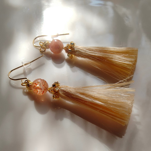 テラ✳天照] サンストーン精麻タッセルピアスゴールドビーズ刺繍◇太陽