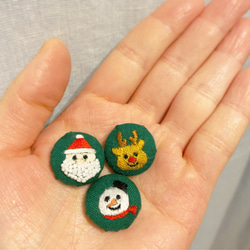 くるみボタンの手刺繍ヘアピン・クリスマス（サンタクロース・トナカイ・スノーマン） 2枚目の画像