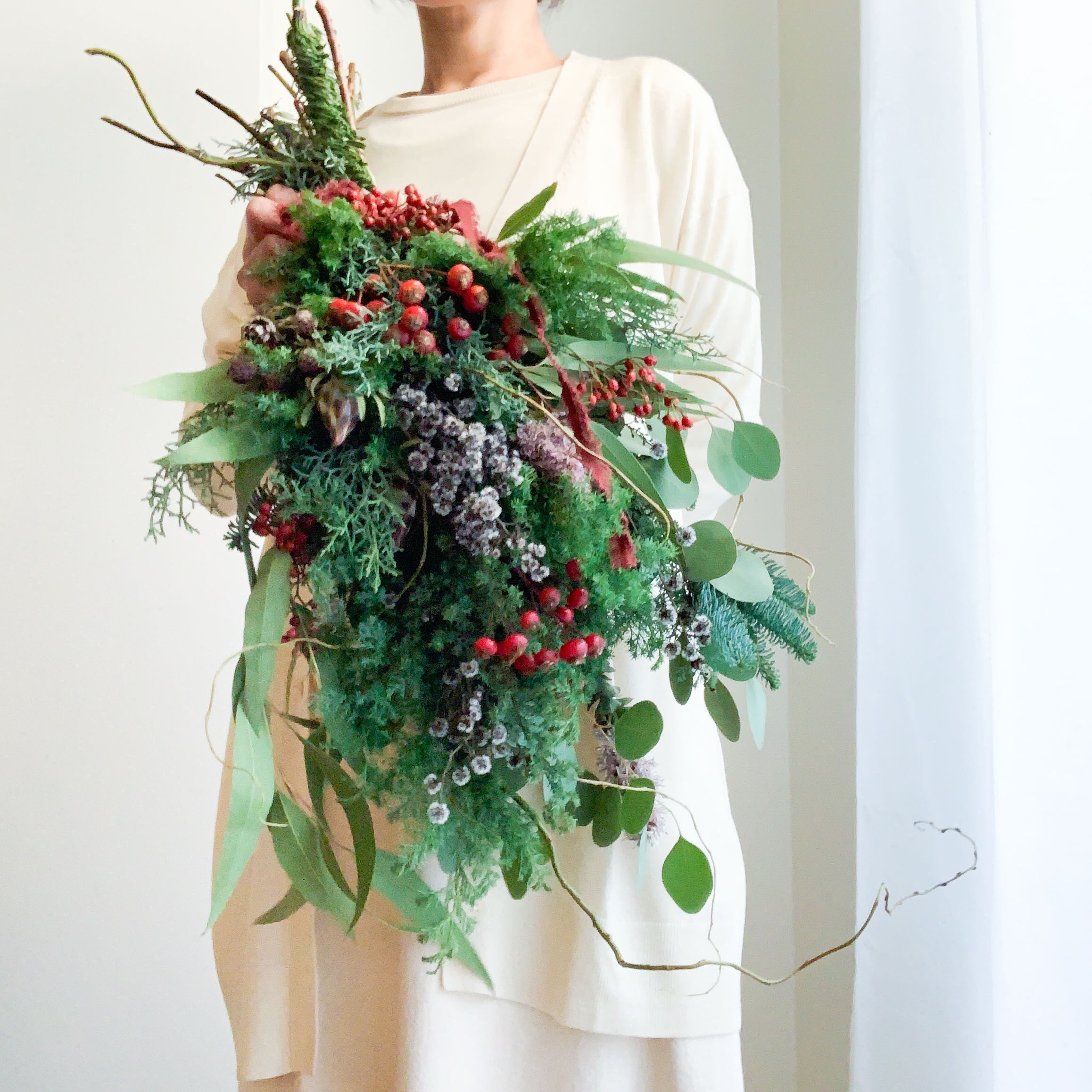 可愛らしいプルモーサムを数種類の針葉樹と束ねた 冬に飾る クリスマス