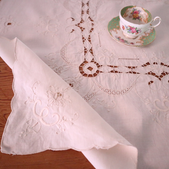 フランスの手仕事/エクリュ色のリネン生地にお花の手刺繍 テーブルクロス (ヴィンテージ アンティーク） 1枚目の画像