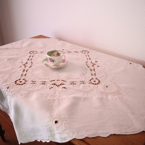 フランスの手仕事/エクリュ色のリネン生地にお花の手刺繍 テーブルクロス (ヴィンテージ アンティーク） 8枚目の画像