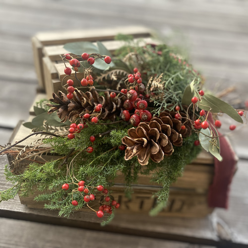 綿花と野バラの実を針葉樹と束ねた冬に飾る クリスマス スワッグ 綿花