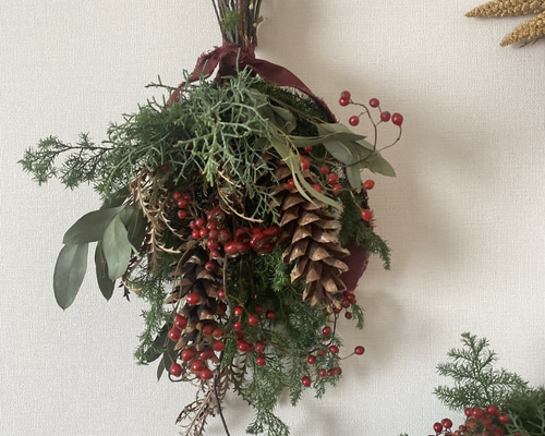 綿花と野バラの実を針葉樹と束ねた冬に飾る　クリスマス　スワッグ 綿花と野バラの実を針葉樹と束ねた冬に飾る クリスマス スワッグ