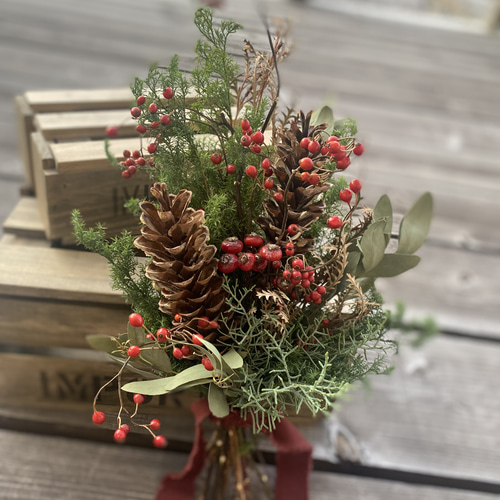 綿花と野バラの実を針葉樹と束ねた冬に飾る クリスマス スワッグ 綿花