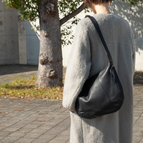 柔らかな本革 a4が入る ショルダーバッグ シュリンクレザー ブラック