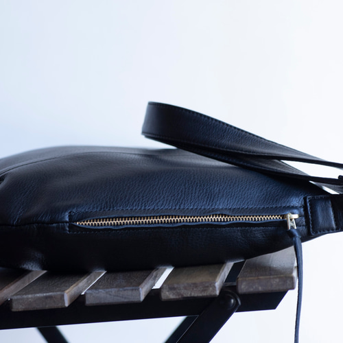 はな　　ブラックレザーショルダーバッグ セール】 ◇シュリンクレザーショルダーバッグ （ショルダー