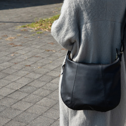 柔らかな本革 a4が入る ショルダーバッグ シュリンクレザー ブラック